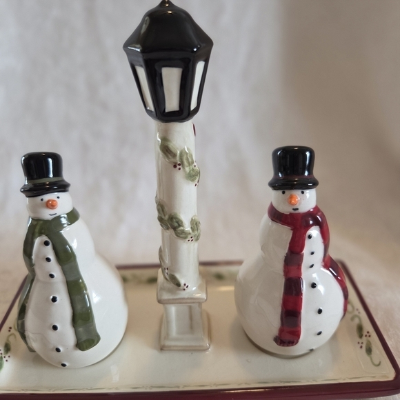 Grasslands Road MERRY - SNOWMAN 6.75" Salt & Pepper w/ Tray 3Pc Set Lamppost - Picture 4 of 12